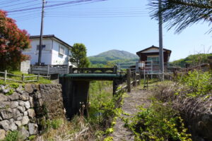 学校スタジオの中を流れる川・石の橋・撮影ポイント