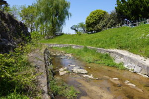 学校スタジオの中を流れる川・石の橋・撮影ポイント