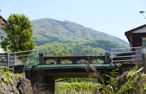 学校スタジオの中を流れる川・石の橋・撮影ポイント