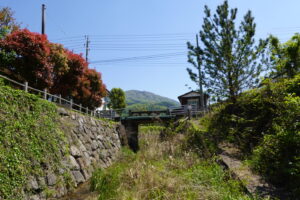 学校スタジオの中を流れる川・石の橋・撮影ポイント