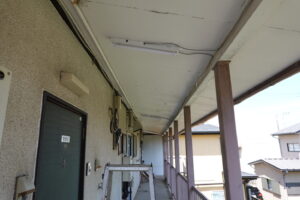 アトリエミカミ管理運営・昭和でレトロなアパートスタジオ・撮影専用に改造・撮影スタジオ・外廊下・照明・蛍光灯型のＬＥＤ照明