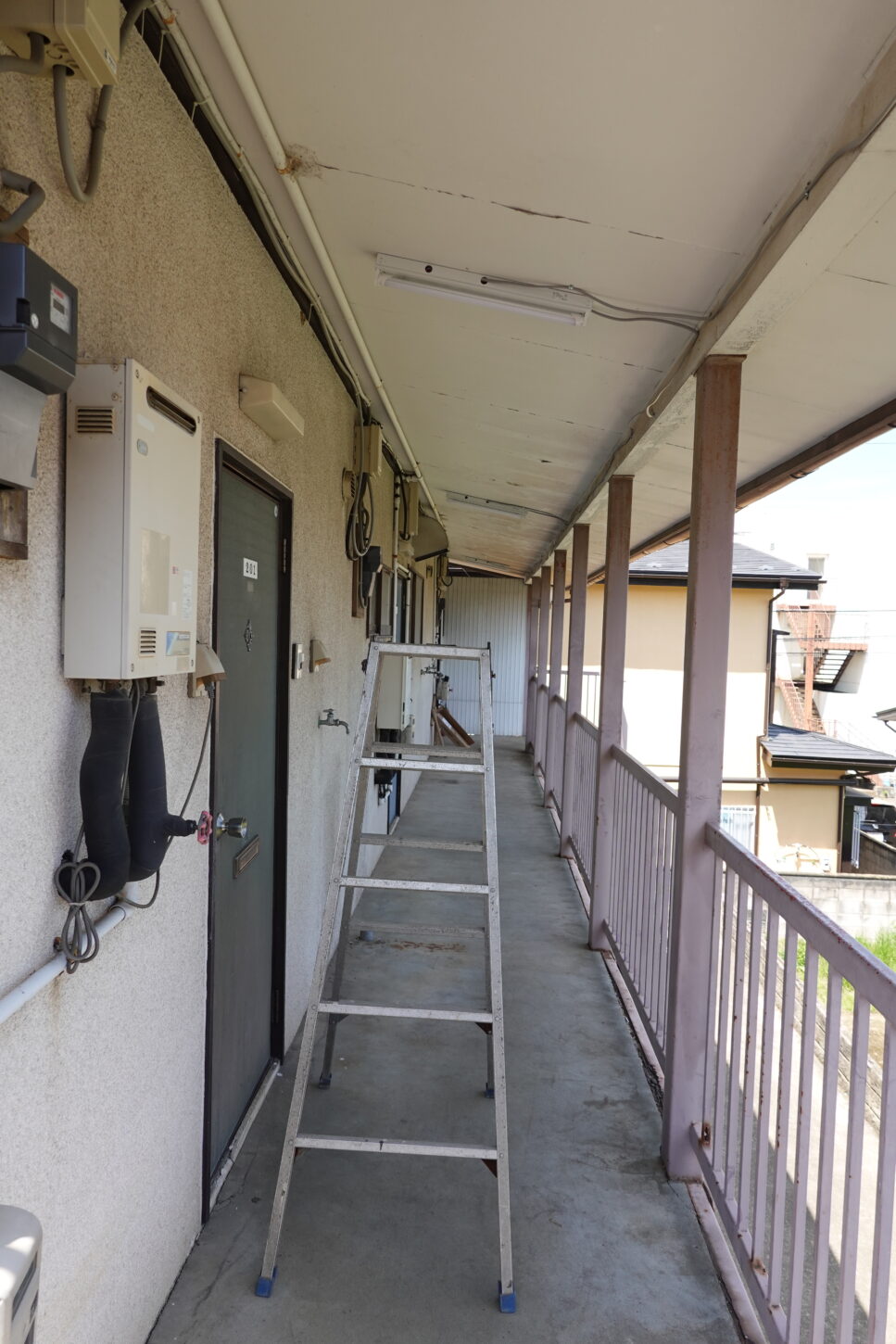 アトリエミカミ管理運営・昭和でレトロなアパートスタジオ・撮影専用に改造・撮影スタジオ・外廊下・照明・蛍光灯型のＬＥＤ照明