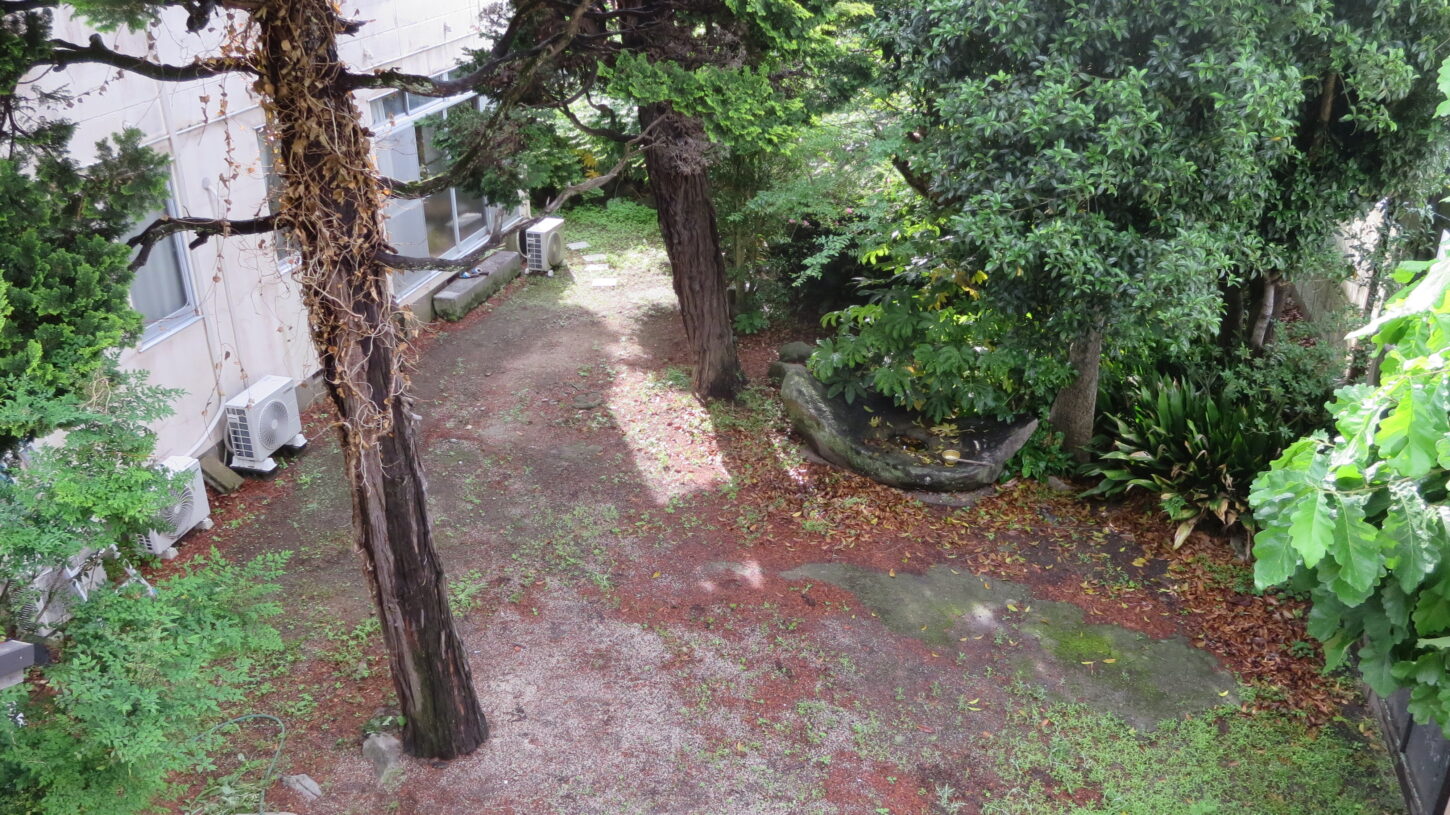 登録有形文化財橋本旅館2階の窓・新館側・東側‣窓からみた外