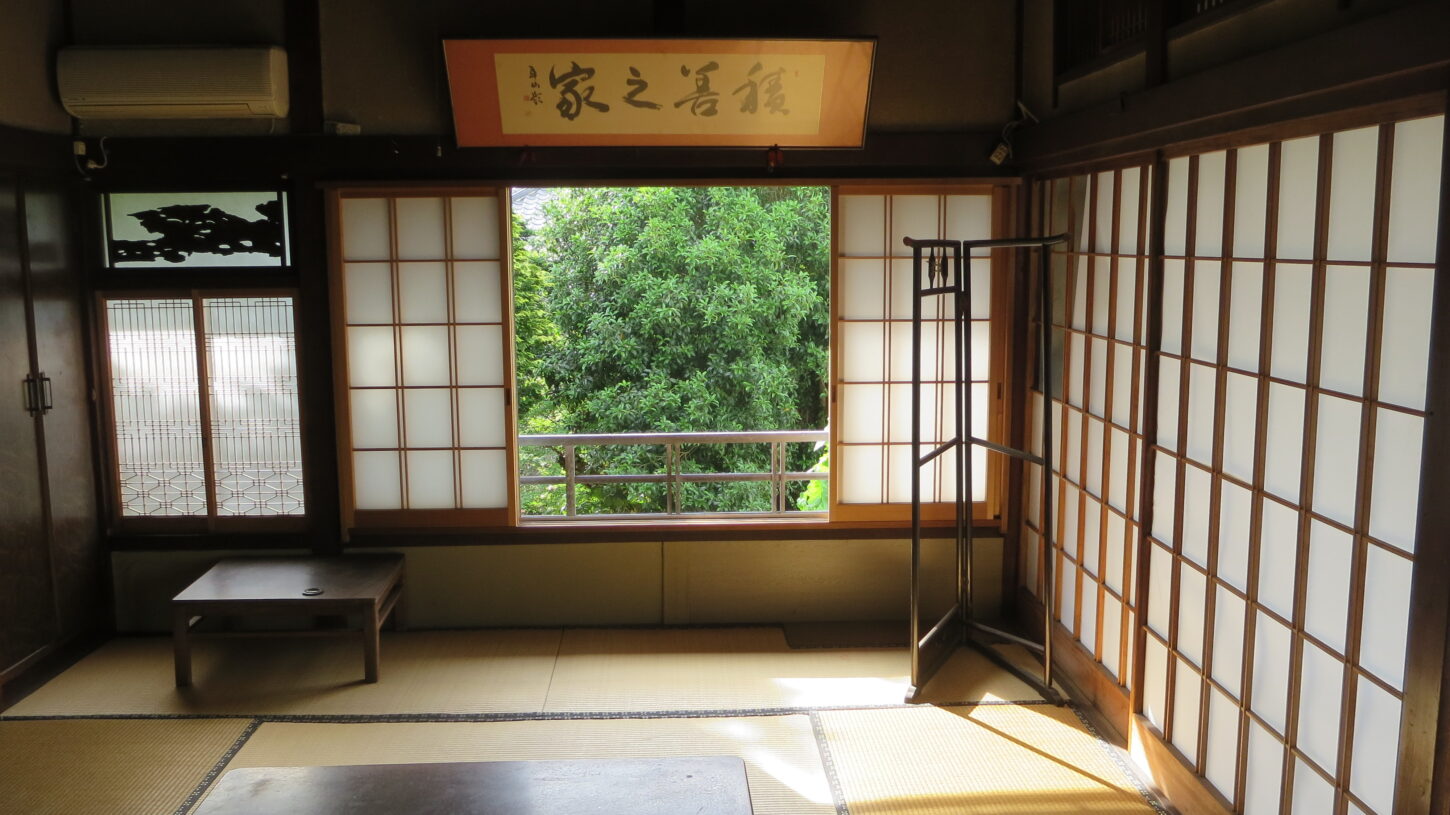 登録有形文化財橋本旅館2階の窓・新館側・東側‣