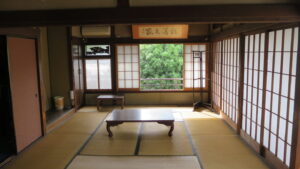 登録有形文化財橋本旅館2階の窓・新館側・東側‣