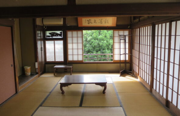 登録有形文化財橋本旅館2階の窓・新館側・東側‣