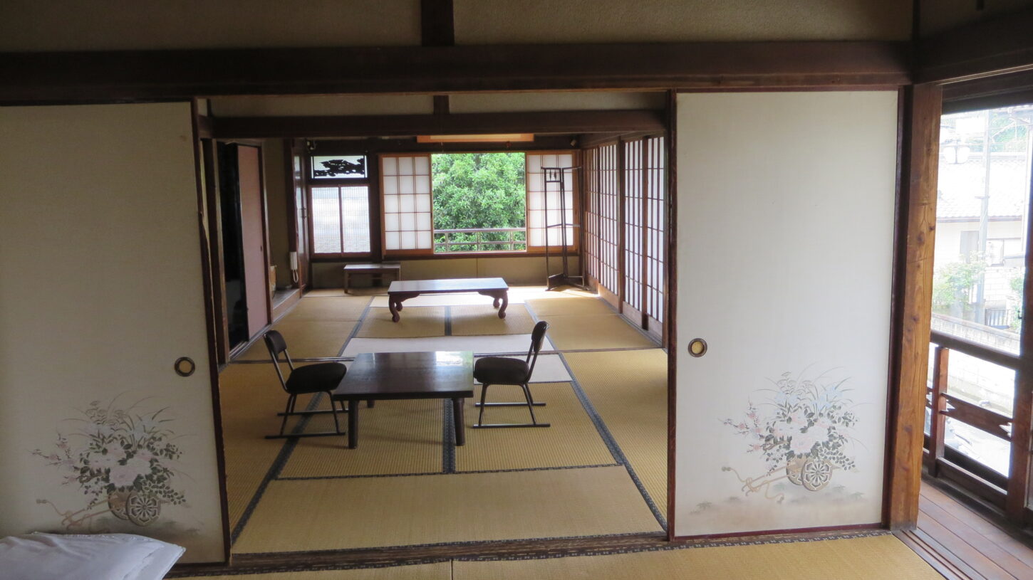 登録有形文化財橋本旅館2階の窓・新館側・東側‣