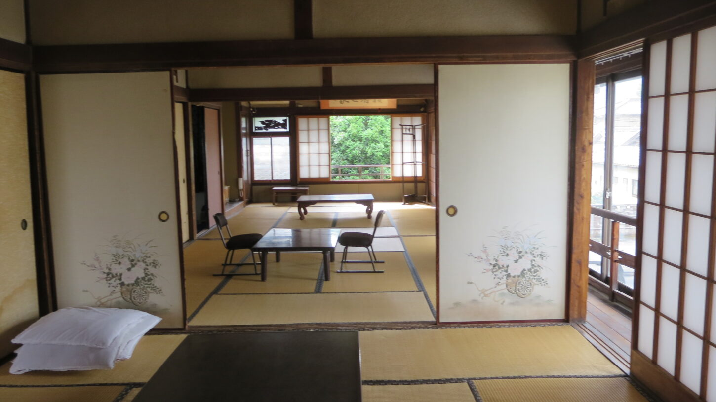 登録有形文化財橋本旅館2階の窓・新館側・東側‣