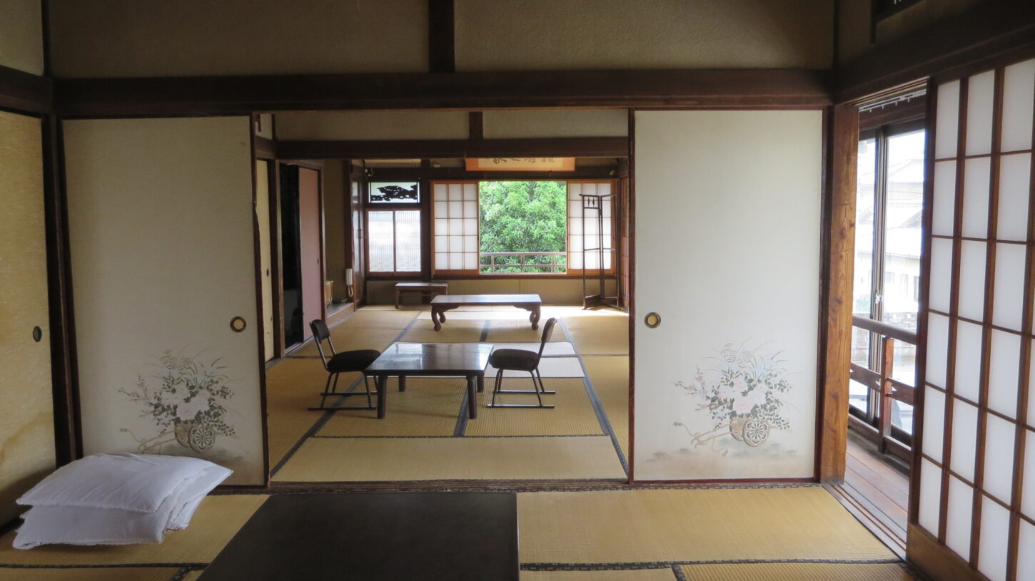 登録有形文化財橋本旅館2階の窓・新館側・東側‣