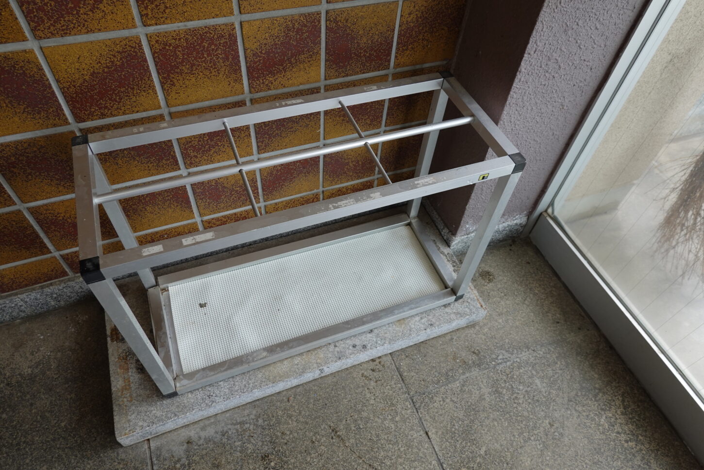 学校スタジオ・正面玄関・傘・整理整頓