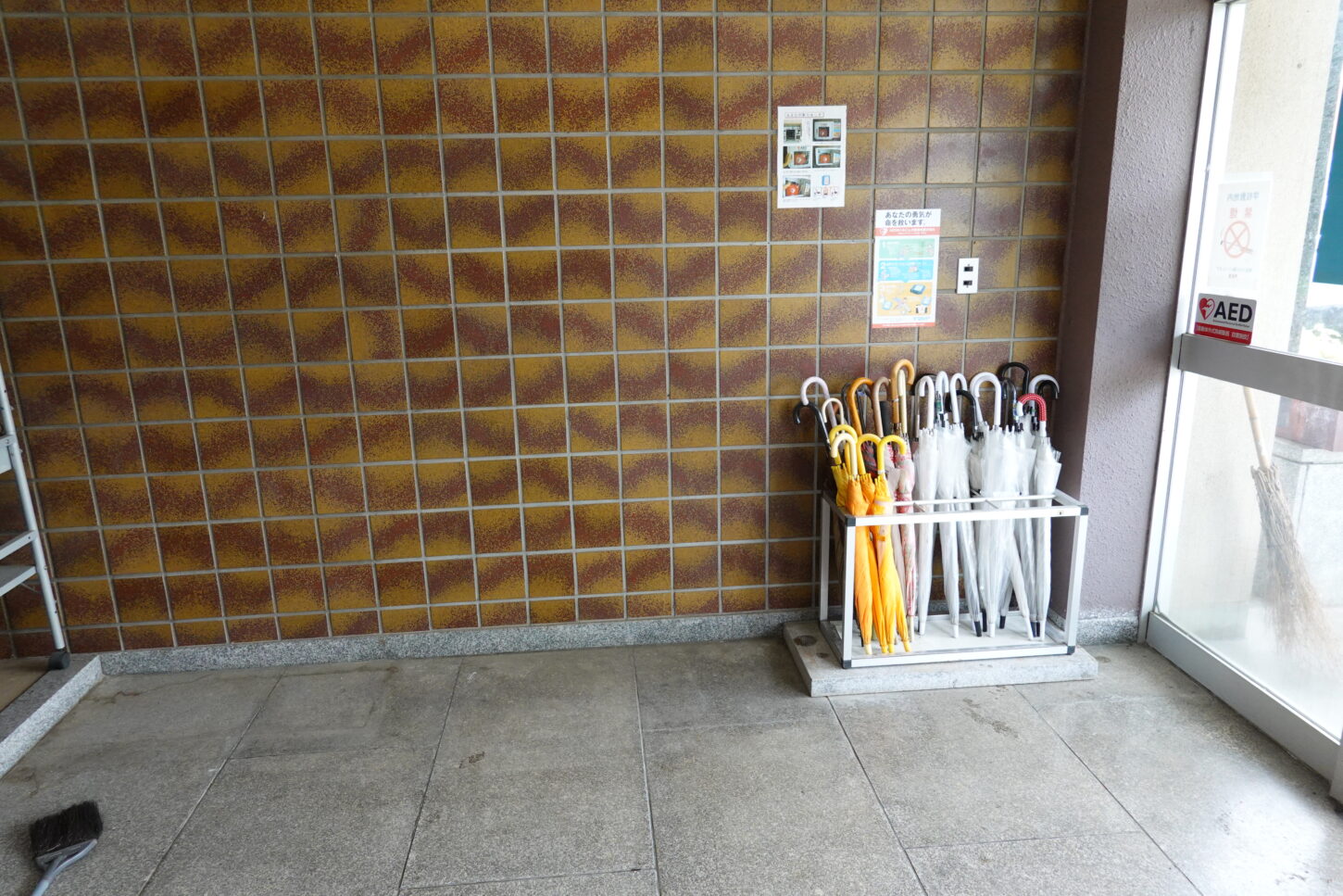 学校スタジオ・正面玄関・傘・整理整頓