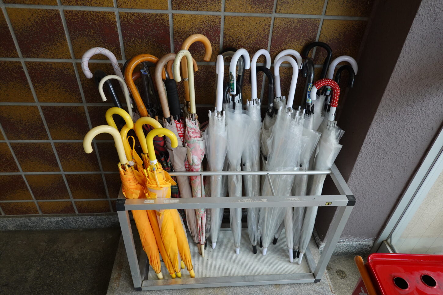 学校スタジオ・正面玄関・傘・整理整頓