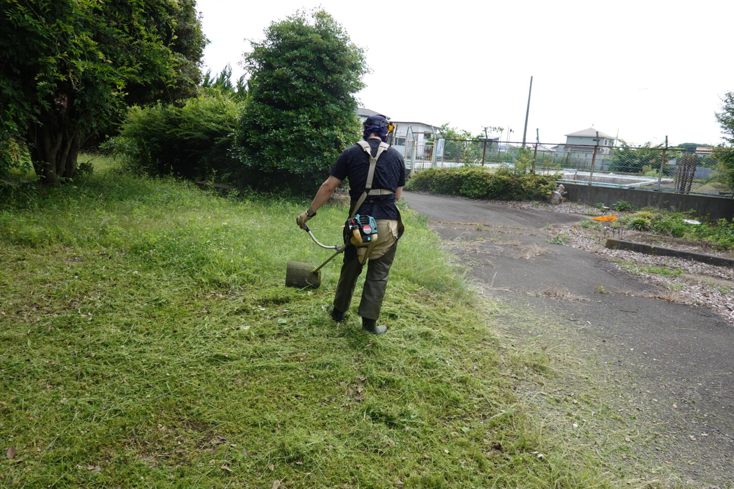 学校スタジオ庭の草刈り・エンジン草刈り機