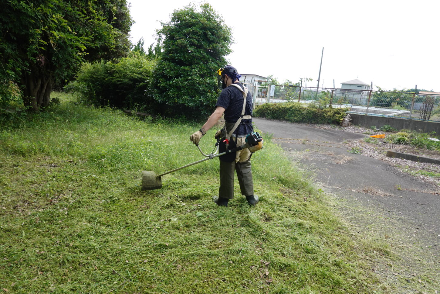 学校スタジオ庭の草刈り・エンジン草刈り機