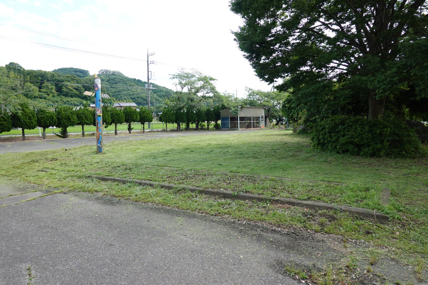 学校スタジオ庭の草刈り・エンジン草刈り機