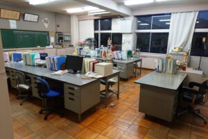 学校スタジオ・職員室・基本飾り込・小道具