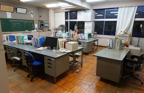 学校スタジオ・職員室・基本飾り込・小道具