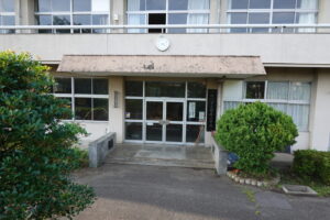 学校スタジオ・正面玄関・植え込み・学校スタジオ、正面玄関前の植え込み・撮影ポイント・イメージカット・ロケ地・ロケ場所・撮影場所・撮影スポット・学校庭・コスプレ撮影・ドラマ撮影・映画撮影・YouTube撮影・ハウススタジオ・レンタルスタジオ・貸しスタジオ・アトリエミカミ管理運営・東京近郊・桜川市・真壁町・スタジオ料金