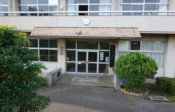 学校スタジオ・正面玄関・植え込み・学校スタジオ、正面玄関前の植え込み・撮影ポイント・イメージカット・ロケ地・ロケ場所・撮影場所・撮影スポット・学校庭・コスプレ撮影・ドラマ撮影・映画撮影・YouTube撮影・ハウススタジオ・レンタルスタジオ・貸しスタジオ・アトリエミカミ管理運営・東京近郊・桜川市・真壁町・スタジオ料金