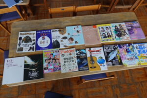 高校生用の本・いろいろ撮影出来る学校スタジオの階段・ポスター・張り紙・高校設定