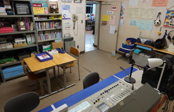 いろいろ撮影出来る学校スタジオ放送室の飾り込み例