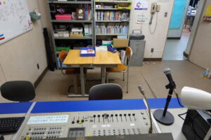いろいろ撮影出来る学校スタジオ放送室の飾り込み例