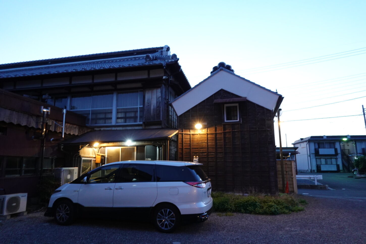 登録有形文化財橋本旅館スタジオ駐車場側の外灯・実用・昭和レトロの外灯