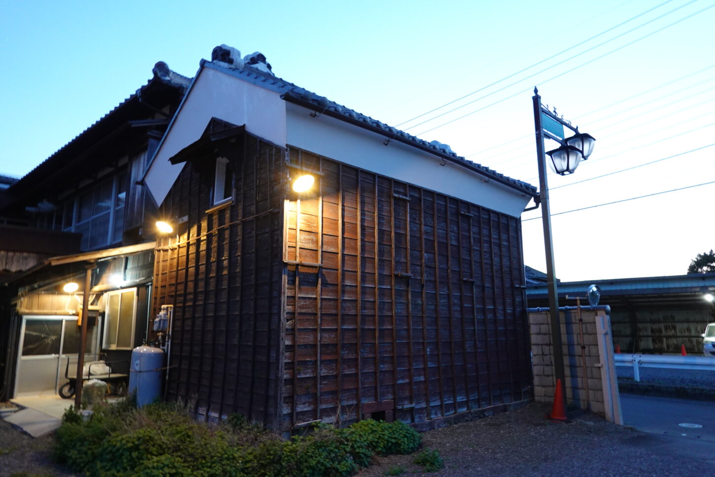 登録有形文化財橋本旅館スタジオ駐車場側の外灯・実用・昭和レトロの外灯