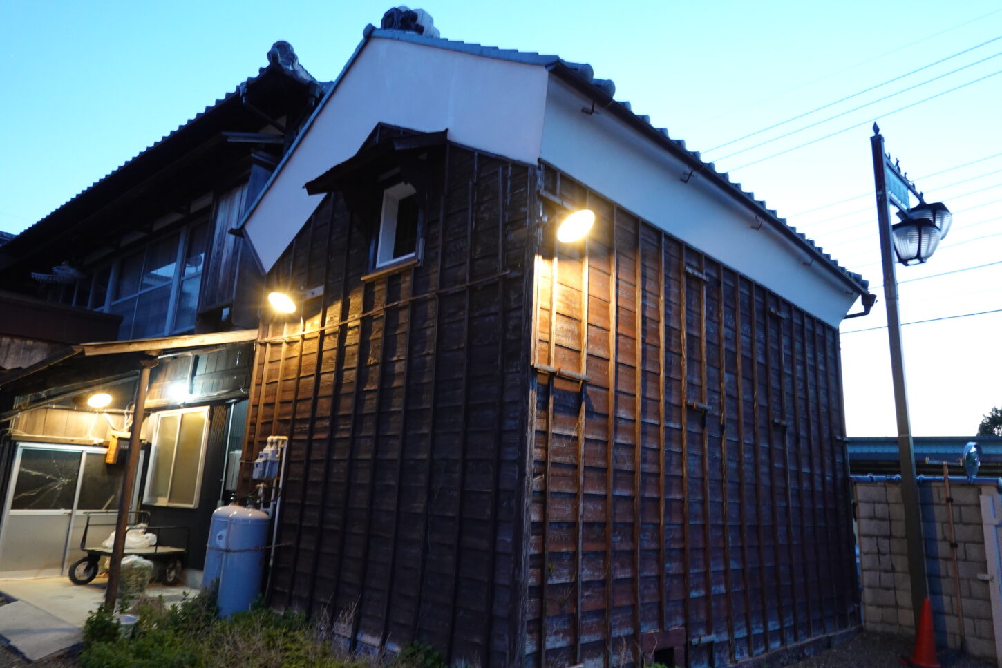 登録有形文化財橋本旅館スタジオ駐車場側の外灯・実用・昭和レトロの外灯