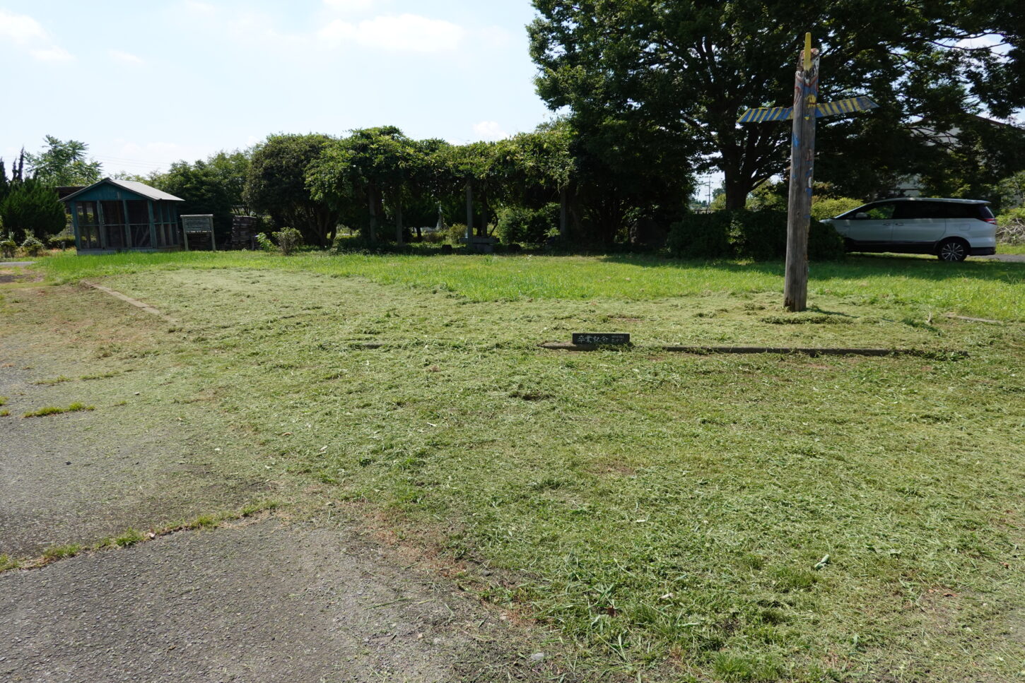 いろいろ撮影出来る学校スタジオ正面庭・草刈り・雑草天国・
