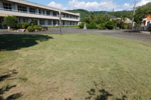 いろいろ撮影出来る学校スタジオ正面庭・草刈り・雑草天国・