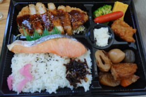 昭和でレトロな撮影専用のアパートスタジオ近所のスーパーうおまつの弁当・ロケ弁・激安