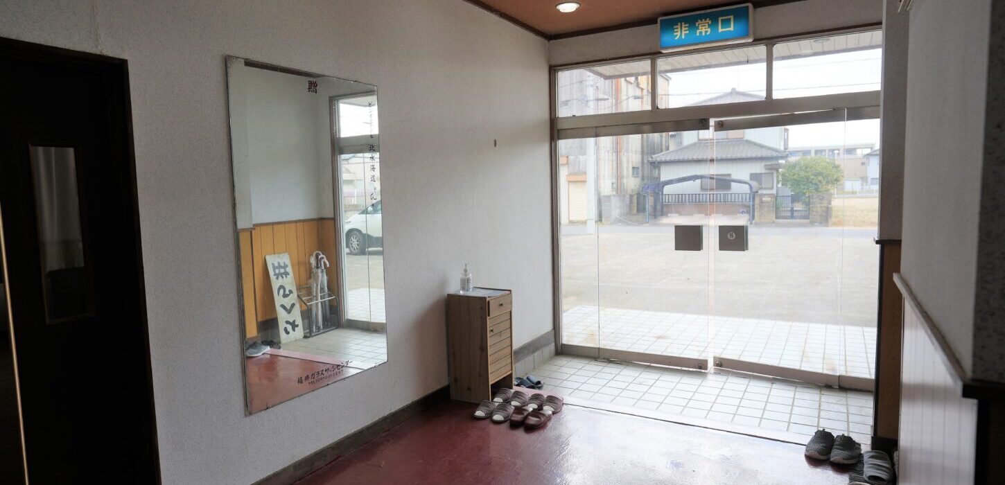 寮の玄関 撮影スタジオ