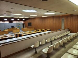 議場のロケ地・裁判所にも見える・ロケーションコーデネートの現場