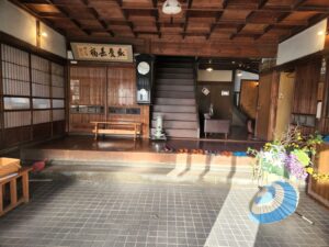 登録有形文化財橋本旅館スタジオ・正面玄関中・自然光・午後・