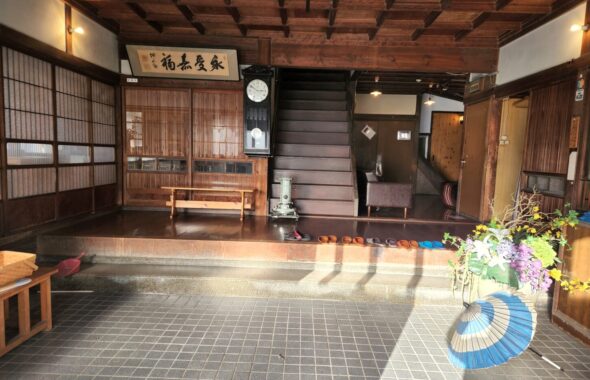 登録有形文化財橋本旅館スタジオ・正面玄関中・自然光・午後・