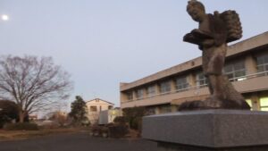 学校スタジオ・正面・二宮金次郎・撮影・アトリエミカミ管理運営