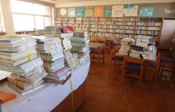 学校スタジオ・図書室・本の補充・飾りこみ・アトリエミカミ管理運営