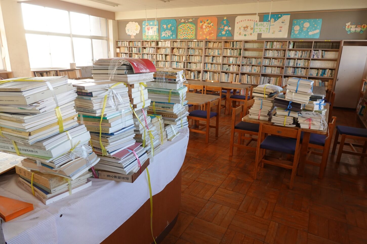 学校スタジオ・図書室・本の補充・飾りこみ・アトリエミカミ管理運営
