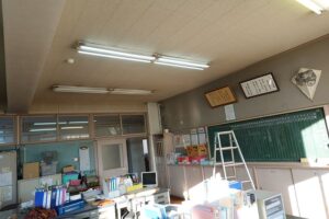 LED型蛍光灯交換、職員室・接触不良・不点灯・修理・学校スタジオ・アトリエミカミ管理運営