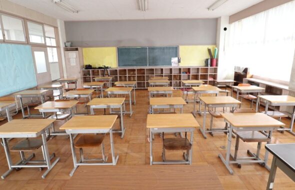 学校スタジオ・撮影場所・小中学校教室・高さ調整机椅子・アトリエミカミ管理物件
