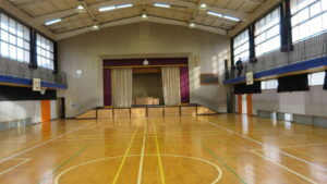 学校・体育館・カーテン開けて・自然光・明るい・日中