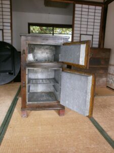 昭和の冷蔵庫・室・昭和のクーラーボックス・昭和初期・美術品・アトリエミカミ管理運営