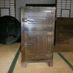 昭和の冷蔵庫・室・昭和のクーラーボックス・昭和初期・美術品・アトリエミカミ管理運営・氷