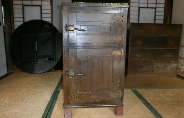 昭和の冷蔵庫・室・昭和のクーラーボックス・昭和初期・美術品・アトリエミカミ管理運営・氷