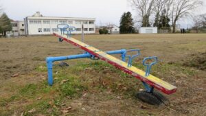 シーソー・学校スタジオ・公園設定・撮影ポイント・イメージカット・ロケ地・ロケ場所・撮影場所・撮影スポット・学校庭・コスプレ撮影・ドラマ撮影・映画撮影・YouTube撮影・ハウススタジオ・レンタルスタジオ・貸しスタジオ・アトリエミカミ管理運営・東京近郊・桜川市・真壁町・スタジオ料金