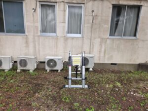 ８Ⅿのはしご・４Ⅿの脚立・スタジオ作業・高所作業・ハウススタジオ・ロケ地・メンテナンス用・アトリエミカミ管理運営・メインロケハン・撮影下見・登録有形文化財橋本旅館スタジオ・アトリエミカミ管理運営・真壁町・桜川市・映画・ドラマ・学校スタジオ・アパートスタジオ・元ビジネスホテルスタジオ・大型戸建てスタジオ
