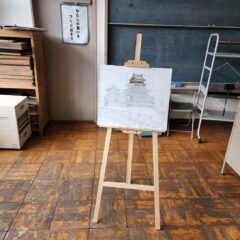 学校スタジオ・美術飾りとして、書きかけの絵・職員室・基本飾り込・小道具・高校生用教室・アトリエミカミ管理運営・ロケ地・桜川市・真壁町・ドラマ・映画・ミュージックビデオ・撮影場所・東京近郊・YouTube撮影・ロケハン・美術建て込み