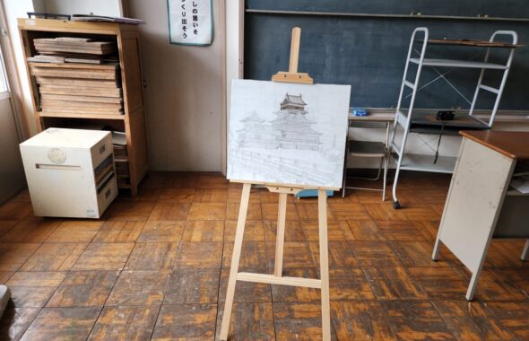 学校スタジオ・美術飾りとして、書きかけの絵・職員室・基本飾り込・小道具・高校生用教室・アトリエミカミ管理運営・ロケ地・桜川市・真壁町・ドラマ・映画・ミュージックビデオ・撮影場所・東京近郊・YouTube撮影・ロケハン・美術建て込み