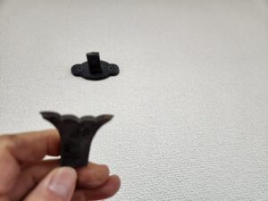 校長室の額の取付金具破損している・取り外して・新規に交換・1年ぶりに額取付・基本飾り込・小道具・高校生用教室・アトリエミカミ管理運営・ロケ地・桜川市・真壁町・ドラマ・映画・ミュージックビデオ・撮影場所・東京近郊・YouTube撮影・ロケハン・美術建て込み